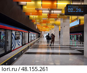 Интерьер станции метро Новаторская в Москве. Поезд и пассажиры. Редакционное фото, фотограф Мария Сергеева / Фотобанк Лори