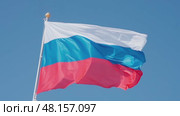 4k, The Russian flag flutters in the wind against the blue sky. Стоковое видео, видеограф Сергей Богомяко / Фотобанк Лори