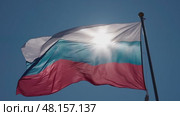 4k, The Russian flag flutters in the wind against the blue sky. Стоковое видео, видеограф Сергей Богомяко / Фотобанк Лори