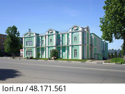 Торговый центр "Богородский пассаж" в центре города Ногинска, Московская область. Солнечный летний день (2024 год). Редакционное фото, фотограф Александр Кузнецов / Фотобанк Лори