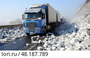 Queue of trucks in snowy mountains is waiting for clearing pass from snow landslide or avalanche. Стоковое AI-изображение, AI-художник Данила Большаков / Фотобанк Лори