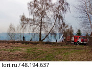 Пожарные во время тушения лесного пожал в Московской области (2010 год). Редакционное фото, фотограф Мария Деркунская / Фотобанк Лори