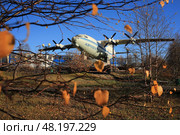 Самолет-памятник АН-12 возле международного аэропорта Магадан (Сокол), Магаданская область, Дальний Восток России. На самолете название авиакомпании "Аэрофлот". Осень. Редакционное фото, фотограф Андрей Степанов / Фотобанк Лори