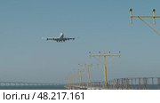 Cargo airplane before landing. Стоковое видео, видеограф Михаил Коханчиков / Фотобанк Лори