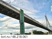 Экстримальное восхождение на мост Влюбленных. Празднование дня города. Город Тюмень (2016 год). Редакционное фото, фотограф Александр Тараканов / Фотобанк Лори