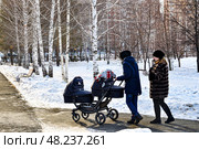 Прогулки на свежем воздухе. Город Тюмень (2018 год). Редакционное фото, фотограф Александр Тараканов / Фотобанк Лори