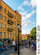 Kyiv, Ukraine - August 24, 2013: Tourists near souvenir shops on Andreevsky Descent in Kyiv. Редакционное фото, фотограф Татьяна  Бральнина / Фотобанк Лори