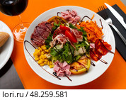 Catalan salad with sausages and tomato. Стоковое фото, фотограф Яков Филимонов / Фотобанк Лори