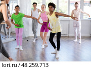 Thin teenage boy practicing ballet positions standing in row with others. Стоковое фото, фотограф Яков Филимонов / Фотобанк Лори