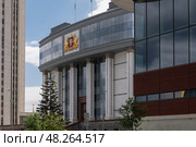 Фасад здания Законодательного собрания Свердловской области летним вечером (2024 год). Редакционное фото, фотограф Pukhov K / Фотобанк Лори