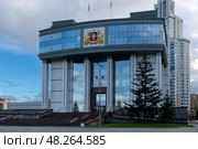 Фасад здания Законодательного собрания Свердловской области летним вечером (2024 год). Редакционное фото, фотограф Pukhov K / Фотобанк Лори