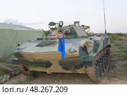 Боевая машина десанта БМД-2 возле походной палатки. Волгоградская область, Городищенский район, Россия. (2012 год). Редакционное фото, фотограф Андрей Цыганков / Фотобанк Лори