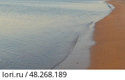 Sea waves and sand beach at sunrise, 4k. Стоковое видео, видеограф Михаил Коханчиков / Фотобанк Лори