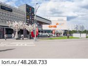 Торговый центр "Станция" в г. Зеленоград. Улица Панфилова, 11. Аллея славы в честь 80-летия Великой Победы. Редакционное фото, фотограф Алёшина Оксана / Фотобанк Лори