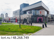 Вход в ТЦ "Станция" в г. Зеленоград. Улица Панфилова, 11. Аллея Славы в честь 80-летия Великой Победы. Редакционное фото, фотограф Алёшина Оксана / Фотобанк Лори