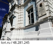 Мемориальная доска легендарному разведчику Н.И. Кузнецову на фасаде здания на ул. Республики, 7 в Тюмени. Редакционное фото, фотограф Ольга Дерябина / Фотобанк Лори