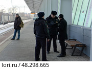 Полицейские проверяют документы у гражданина на станции "Лужники". Москва (2017 год). Редакционное фото, фотограф Free Wind / Фотобанк Лори