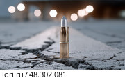 Luxury Lipstick on Cracked Concrete, Elegance Defying Harshness in Soft Spotlight. Роскошная помада на потрескавшемся бетоне, элегантность, бросающая вызов суровости, в мягком свете прожекторов. Стоковое AI-изображение, AI-художник Katsiaryna Repich / Фотобанк Лори
