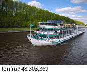 Круизный теплоход "Аурум" плывет по реке. Редакционное фото, фотограф Мария Сергеева / Фотобанк Лори