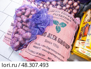 Свежий египетский картофель, упакованный в мешки, продается в продуктовом магазине. Редакционное фото, фотограф FotograFF / Фотобанк Лори