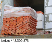 Кирпичи из красной глины уложенные на деревянные поддоны. Red clay bricks are stacked on wooden pallets. Стоковое фото, фотограф Татьяна Д / Фотобанк Лори