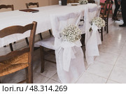 Wedding chairs decorated with white tulle and flowers. Стоковое фото, фотограф Irina Kuchugurina/Gaudy / Фотобанк Лори