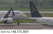 Air Astana airline on the taxiway (2024 год). Редакционное видео, видеограф Игорь Жоров / Фотобанк Лори