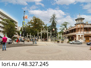 Перекресток проспекта Кирова и улицы Карла Маркса в Пятигорске.  Входные ворота в парк "Цветник" и кофейня Гукасова. Редакционное фото, фотограф Наталья Гармашева / Фотобанк Лори