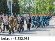 Парад Победы 9 мая, посвящённый 80-й годовщине Победы в Великой Отечественной войне, на главной площади им. М. Горького. Город Бердск, Новосибирская область, Западная Сибирь. Редакционное фото, фотограф Евгений Мухортов / Фотобанк Лори