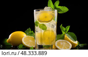 refreshg drink in glass ai generated. Стоковое AI-изображение, AI-художник Vectorwin / Фотобанк Лори