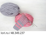 Skeins of thread and knitting on a white wooden background. Стоковое фото, фотограф Татьяна Васильева / Фотобанк Лори