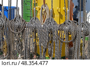 Свернутые корабельные канаты развешанные на палубе парусника. Coiled ship's ropes hung on the deck of a sailing ship. Стоковое фото, фотограф Татьяна Д / Фотобанк Лори