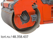 Часть пневмошинного катка  на белом фоне. Part of a heavy Vibration roller compactor for road repairing  on white background. Стоковое фото, фотограф Татьяна Д / Фотобанк Лори