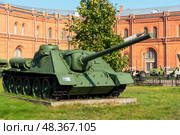 Су-100  — советская тяжёлая самоходно-артиллерийская установка. Музей артиллерии, инженерных войск и войск связи. Санкт-Петербург. Редакционное фото, фотограф Александр Щепин / Фотобанк Лори