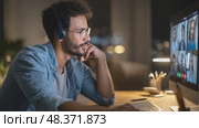 Focused freelancer attending online meeting late at night. Стоковое AI-видео, аниматор Юрий Поздников / Фотобанк Лори