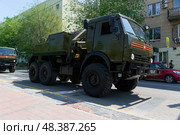 Машина технической помощи, эвакуатор МТП-А2 на шасси КамАЗ-5350 в движении на улице города, Волгоград, улица Мира, Россия. Редакционное фото, фотограф Андрей Цыганков / Фотобанк Лори