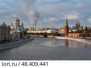 Kremlevskaya and Sofiyskaya embankments, Bolshoy Kamenny Bridge over the Moskva River and the Cathedral of Christ the Savior on a sunny winter day, Moscow, Russia. Стоковое фото, фотограф Ula Ulachka / Фотобанк Лори