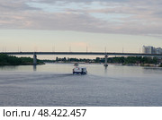 Корабли плывут по реке в г. Астрахани на закате. Водный пейзаж. Редакционное фото, фотограф Тамара Селиванова / Фотобанк Лори