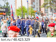 Парад Победы 9 мая посвящённый 80-й годовщине победы в Великой Отечественной войне, шествие "Бессмертного полка" по центральной улице Ленина. Город Бердск, Новосибирская область, Западная Сибирь. Редакционное фото, фотограф Евгений Мухортов / Фотобанк Лори