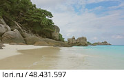 Tropical deserted white sand beach. Стоковое видео, видеограф Михаил Коханчиков / Фотобанк Лори