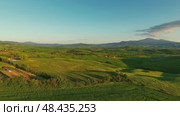 Tuscany aerial landscape of farmland hill evening (2023 год). Стоковое видео, видеограф Михаил Коханчиков / Фотобанк Лори