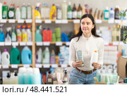 woman went to a hardware store in Spain for suntan products and SPF. Стоковое фото, фотограф Яков Филимонов / Фотобанк Лори