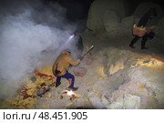 The men on fog at night on Ijen volcano, Indonesia (2016 год). Стоковое фото, фотограф Сергей Стрелков / Фотобанк Лори