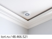 Ceiling close-up. Classic interior. LED Retrofit Bulb into Ceiling Fixture. Cornice. Installing. Decorative Ceiling crown molding intersection. Wall Corner Architecture Decor. Angular ceiling skirting. Стоковое AI-изображение, AI-художник Марина Демидюк / Фотобанк Лори