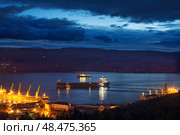 Ночь в Кольском заливе, грузовое судно, Мурманский морской торговый порт (2014 год). Стоковое фото, фотограф Павел Просянов / Фотобанк Лори