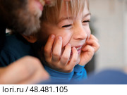 Father and son little boy laughing and using phone. They watching funny videos together, playing games on smartphone. Concept technology, smart phone addicted. Fun weekend activity. Modern fatherhood. Стоковое фото, фотограф Марина Демидюк / Фотобанк Лори