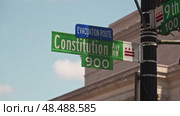 Constitution Ave Street Sign Evacuation Route Washington DC. Стоковое видео, видеограф Поскребышев Михаил / Фотобанк Лори
