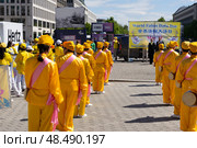 BERLIN - MAY 09, 2025: Participants of World Falun Dafa Day standing with banners at Brandenburg Gate, Pariser Platz, Berlin, Germany. Редакционное фото, фотограф Sergey Kohl / Фотобанк Лори