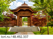 Entrance to the Japanese garden in Galitsky Park in Krasnodar (2024 год). Редакционное фото, фотограф Владимир Ушаров / Фотобанк Лори