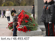 Торжественное возложение цветов на Пискарёвском мемориальном кладбище в честь 80-летия Великой Победы. Редакционное фото, фотограф Роман Рожков / Фотобанк Лори